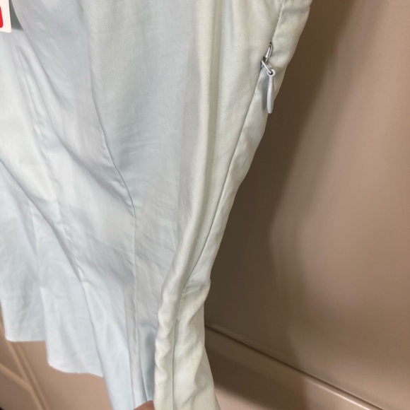 Theory NWT light blue sleeveless cotton top. Size medium 19”pit to pit. 24” L - Picture 3 of 3
